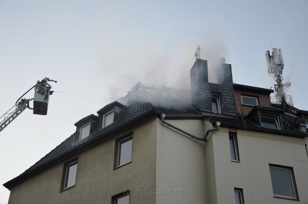Feuer 3 Dachstuhl Koeln Buchforst Kalk Muelheimerstr P135.JPG